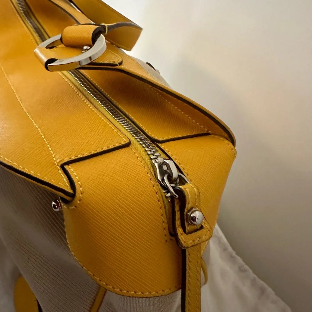 Salvatore Ferragamo summer satchel in great pre-owned condition - Picture 2 of 16